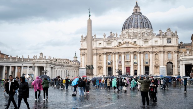 Tapestry-of-new-Saints-on-the-facade-of-St.-Peters-Basilica-at-the-Vatican