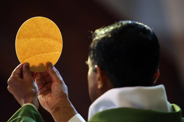 Ilu katolików wierzy w obecność Jezusa w Eucharystii?