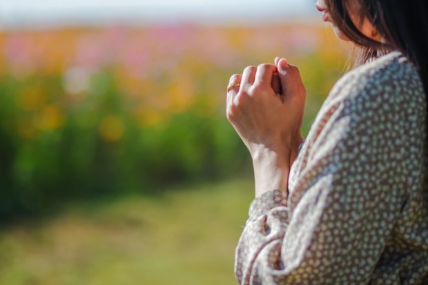 Modląca się kobieta