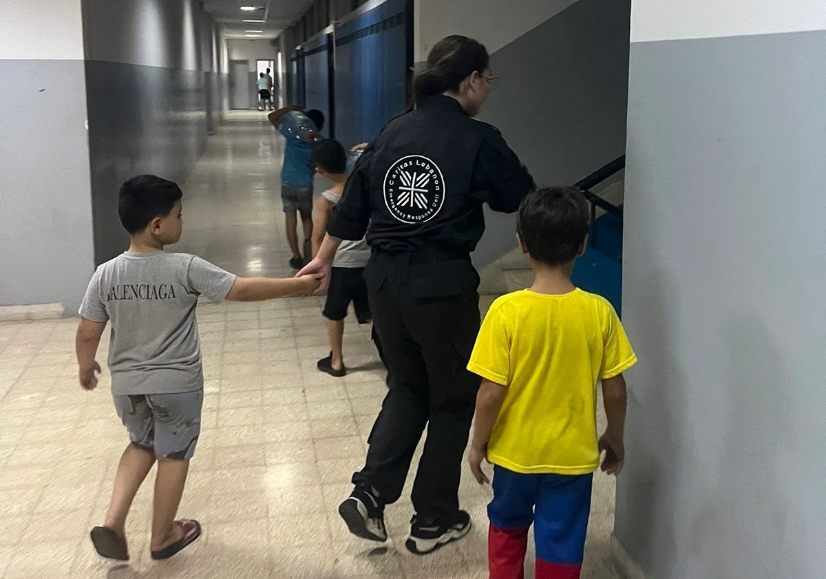 Jóvenes voluntarios de Cáritas Líbano acompañan a los niños en una escuela pública en Dekwene, una localidad al norte de Beirut