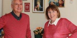Tras 50 años casados, empiezan el día &#8220;en el nombre del Padre, pero también con café&#8221;
