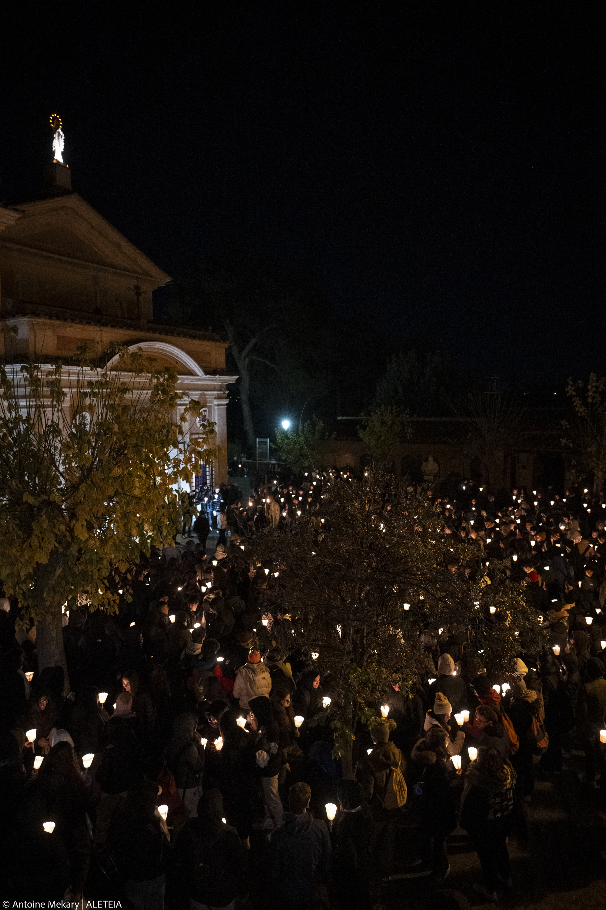 Jóvenes en Roma pasan toda la noche en adoración