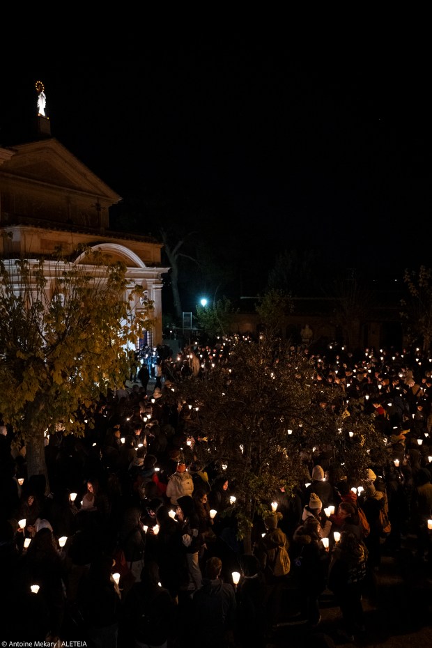 Jóvenes en Roma pasan toda la noche en adoración
