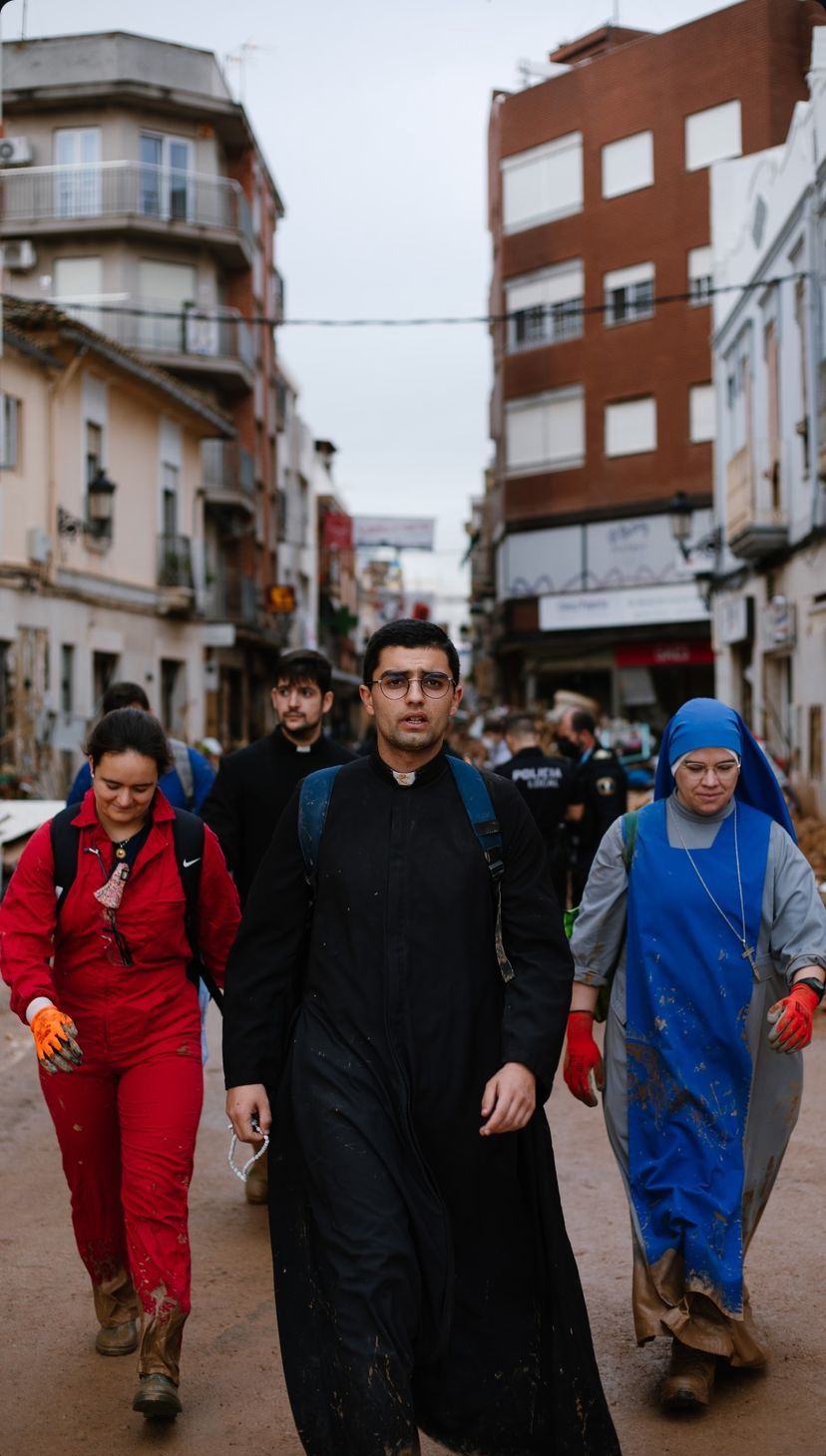 DANA valencia ajuda dos padres voluntários da igreja católica