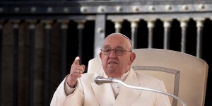 El Papa pide no atar los “corazones a las realidades del mundo”