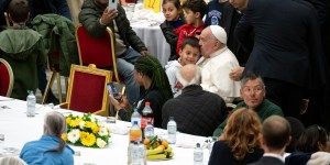 El Papa Francisco almorzó con 1,300 personas necesitadas por la Jornada Mundial de los Pobres