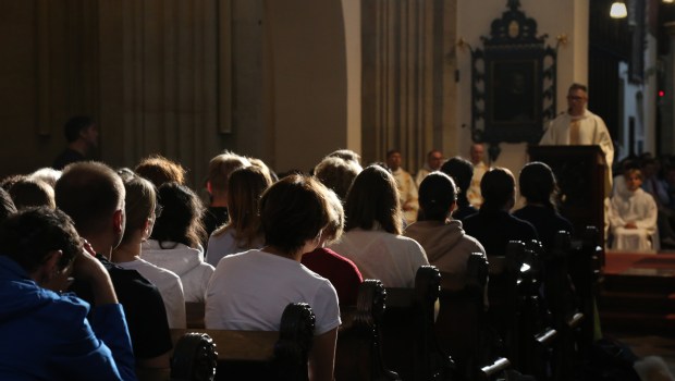 Co przyciąga do wiary? Ciepłe i przyjazne relacje w kościele