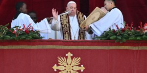 Urbi et Orbi: el Papa Francisco insta a “silenciar las armas”
