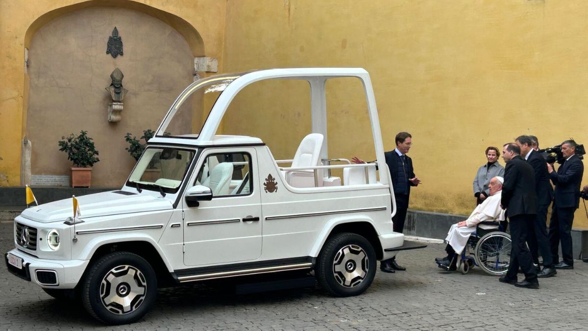 PAPAMOBILE-PAPE-FRANCOIS-VATICAN-CYPRIEN-VIET