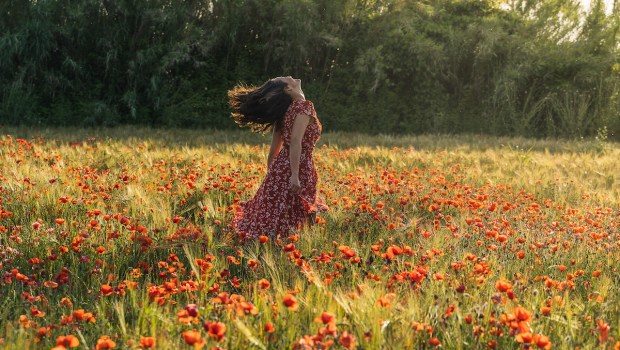 mujer feliz y en plenitud