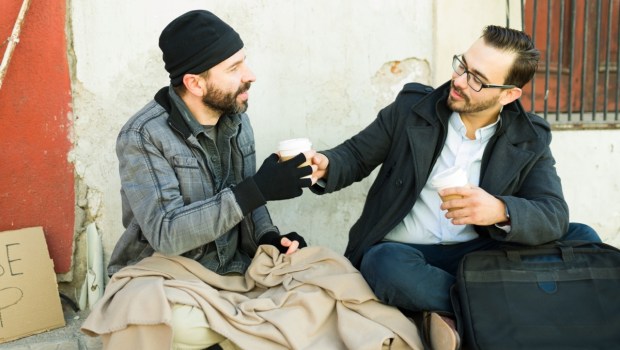 Młody mężczyzna pomaga bezdomnemu