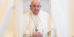 El Papa Francisco se cae y le inmovilizan el brazo