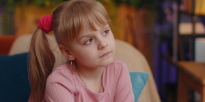 No obligues a tus hijos pequeños a hacer esto en reuniones 