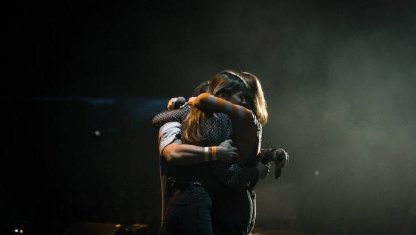 película descalzos hakuna