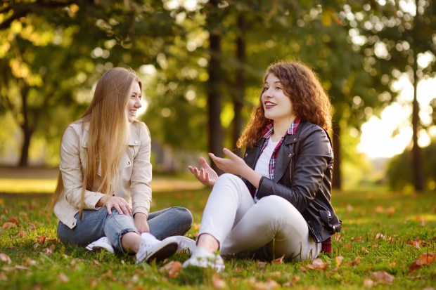 DEUX-FEMMES-DISCUSSION-shutterstock