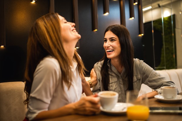DEUX-FEMMES-SOURIRE-RESTAURANT-shutterstock