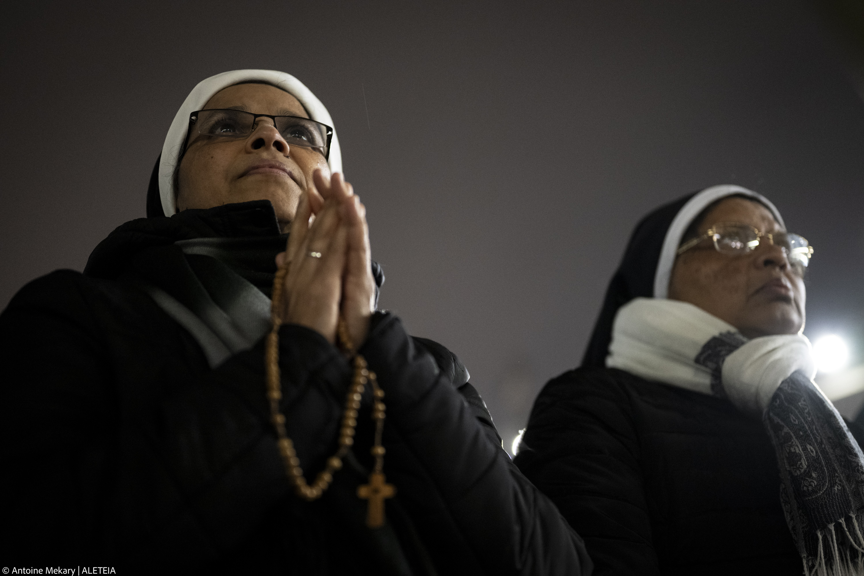 (IMÁGENES) Oración por el Papa Francisco en la Plaza de San Pedro