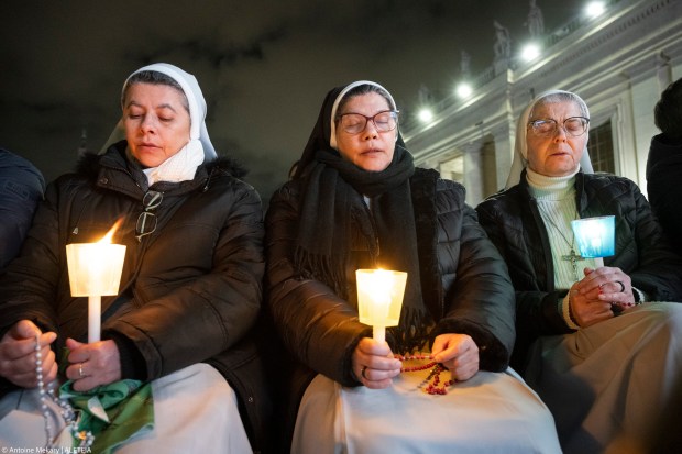 POPE-FRANCIS-HEALTH-HOSPITAL-ROSARY-PRAYER