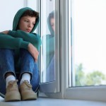 Cómo ayudar a tu hijo a sobrellevar el suicidio de un joven