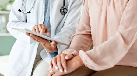 ¿Un médico debe reservarse su fe ante los pacientes?