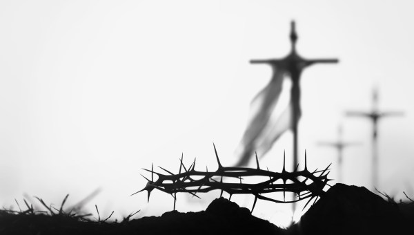Korona cierniowa na tle krzyży