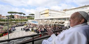 La primera aparición del Papa Francisco causa gran emoción en los fieles
