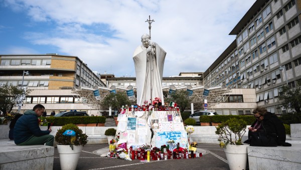 Corner Item Image - Ángelus: En su “tiempo de prueba” en el hospital, el Papa expresa su solidaridad con los enfermos