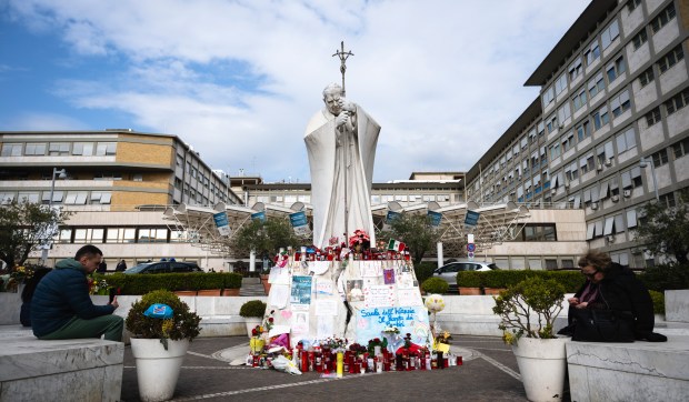 Corner Hero Image - Ángelus: En su “tiempo de prueba” en el hospital, el Papa expresa su solidaridad con los enfermos