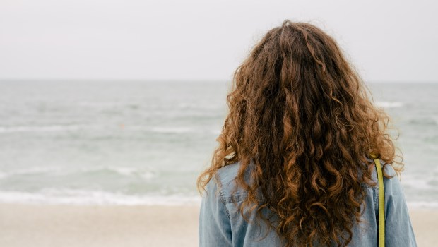 FEMME-DE-DOS-CHEVEUX-BOUCLES-shutterstock