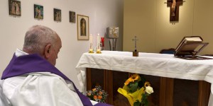 Primera foto del Papa desde que fue ingresado en el hospital