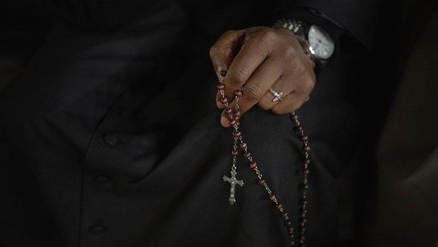 POPE-FRANCIS-HEALTH-HOSPITAL-ROSARY-PRAYER