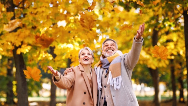 Pełna radości uśmiechnięta para