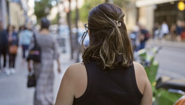 Mujer joven de espaldas