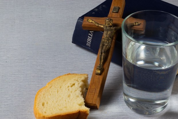 Woda, chleb, Biblia i krzyż