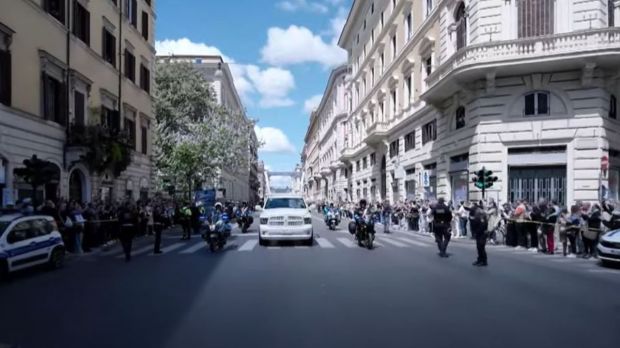 CORTEGE-PAPE-ROME