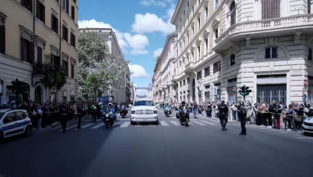 CORTEGE-PAPE-ROME