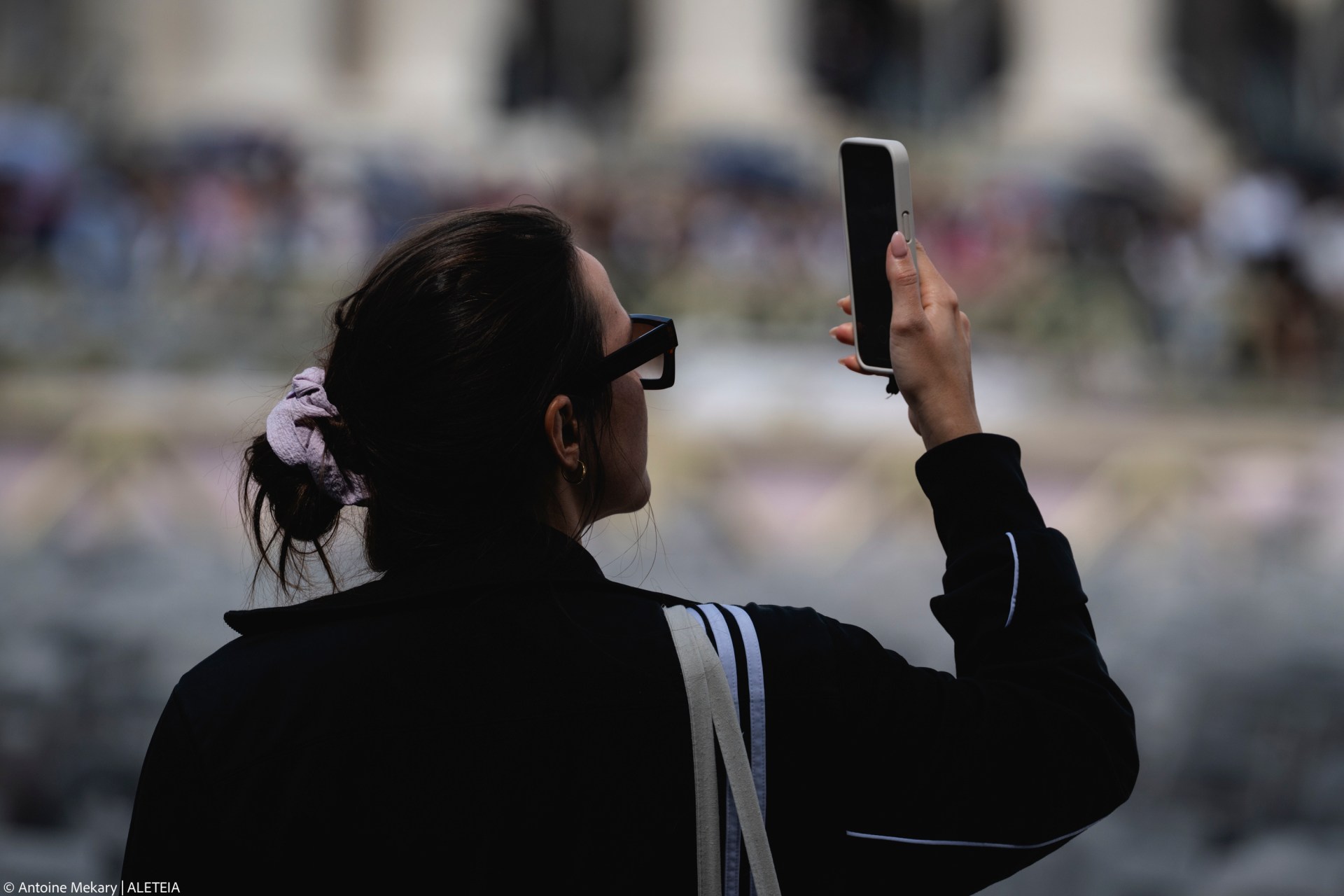 Pilgrims and visitors queue at St Peter's Square to enter St Peter's Basilica and pay respects to the late Pope in the Vatican on April 23, 2025
