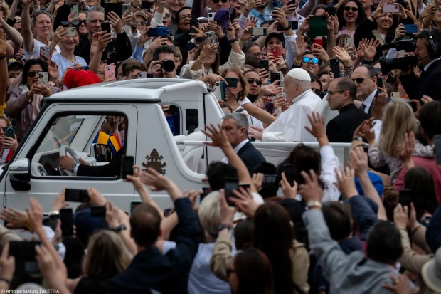 {"rendered":"Domingo de Resurrecci\u00f3n en el Vaticano – El Papa sale en su papam\u00f3vil"}