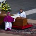 ¿Por qué colocaron un libro abierto sobre el ataúd del Papa Francisco?
