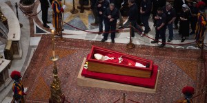 (🔴EN VIVO) 50 mil personas rindieron homenaje al Papa en 24 horas