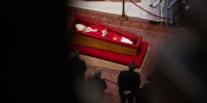 Fin del homenaje popular ante el cuerpo del Papa Francisco: 250 mil fieles