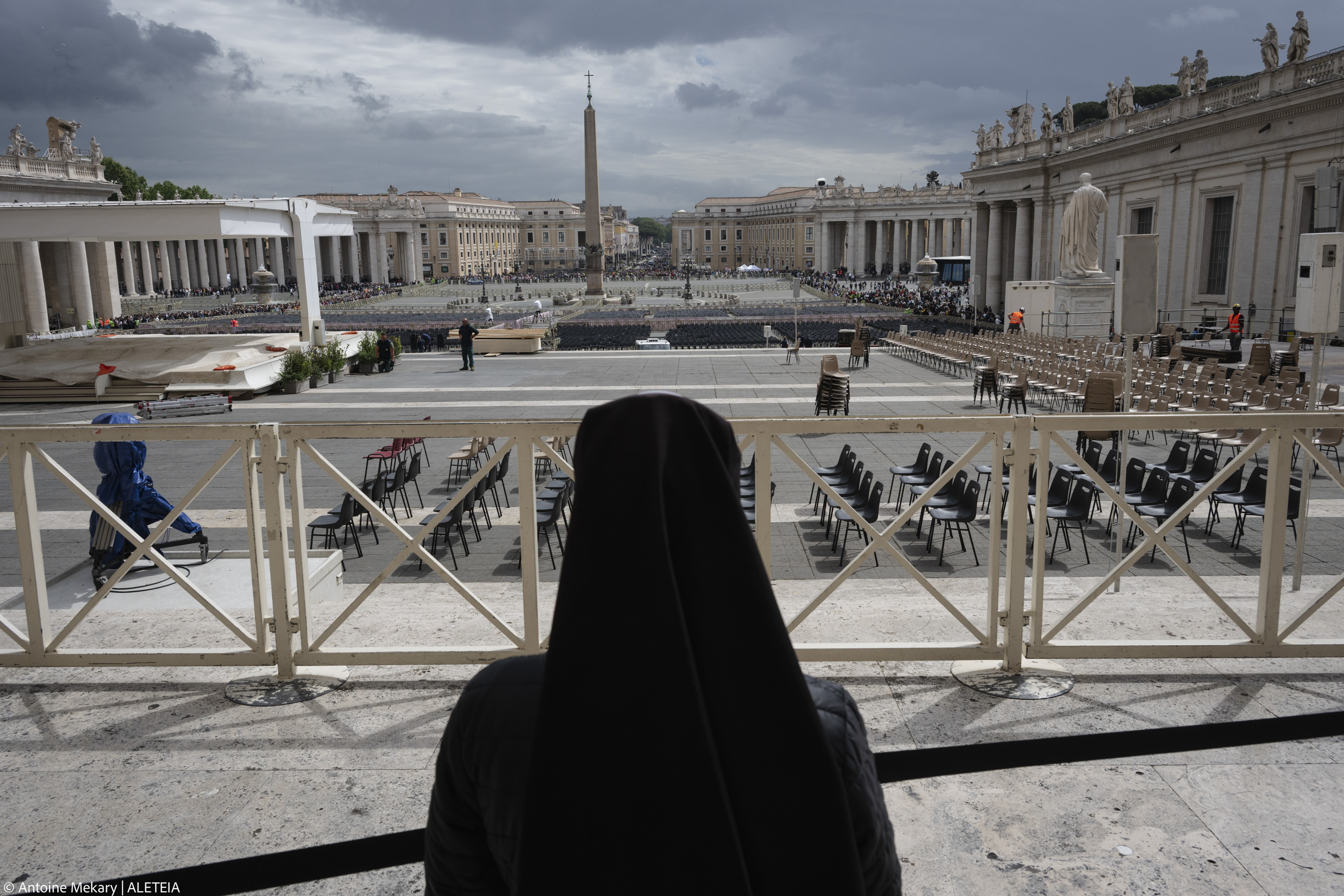 {"rendered":"Contin\u00faa la llegada de fieles a San Pedro para dar el \u00faltimo adi\u00f3s al Papa Francisco"}