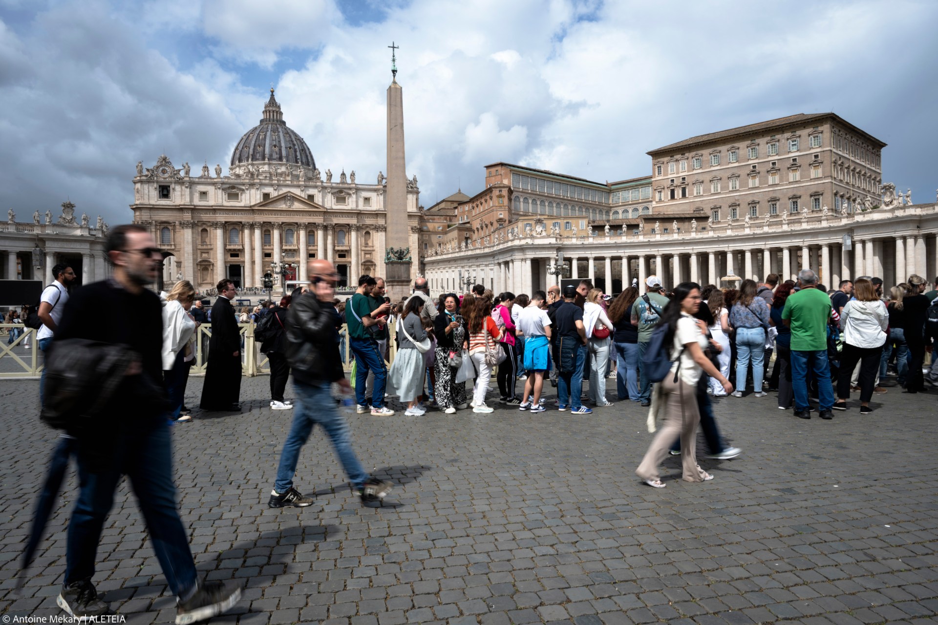 People queue to enter St Peter's Square near The Vatican, in Rome on April 24, 2025. The Vatican said on April 24, 2025,