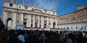 Ángelus del Papa: que el amor de Dios &#8220;llegue a los que sufren y anime a los que cuidan de ellos&#8221;