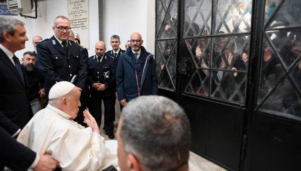 Corner Item Image - El Papa Francisco visita la cárcel de Regina Coeli el Jueves Santo