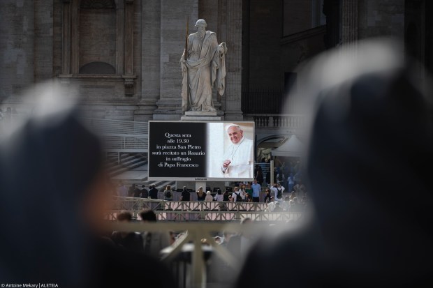 ROSARY-VATICAN-POPE