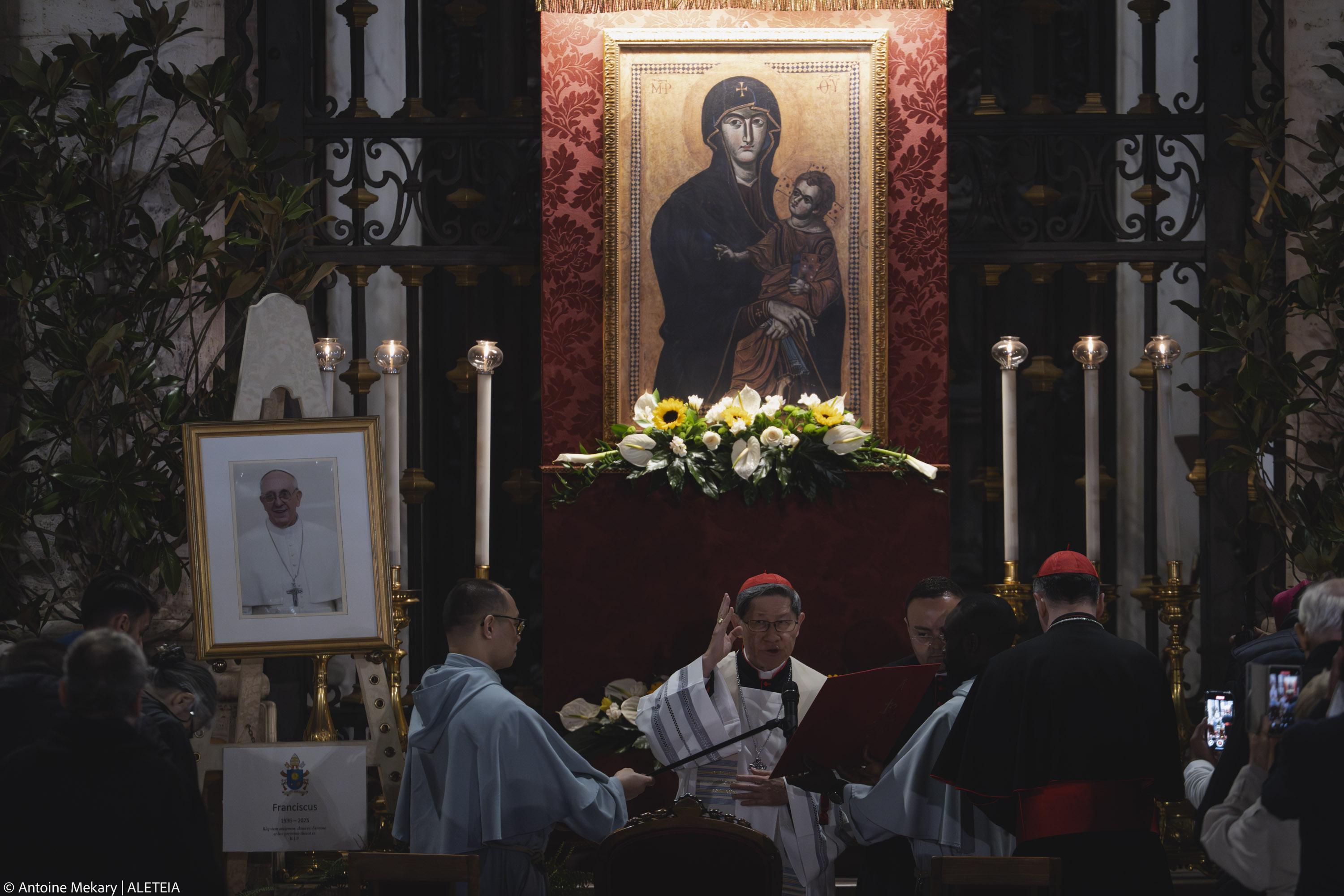 {"rendered":"Tercer rosario por el Papa Francisco en el Vaticano"}