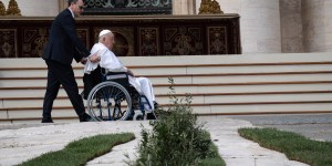 El Papa Francisco aparece en la Plaza de San Pedro para desear a los católicos una &#8220;feliz Semana Santa&#8221;