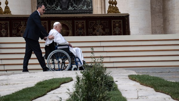 Corner Item Image - El Papa Francisco aparece en la Plaza de San Pedro para desear a los católicos una “feliz Semana Santa”