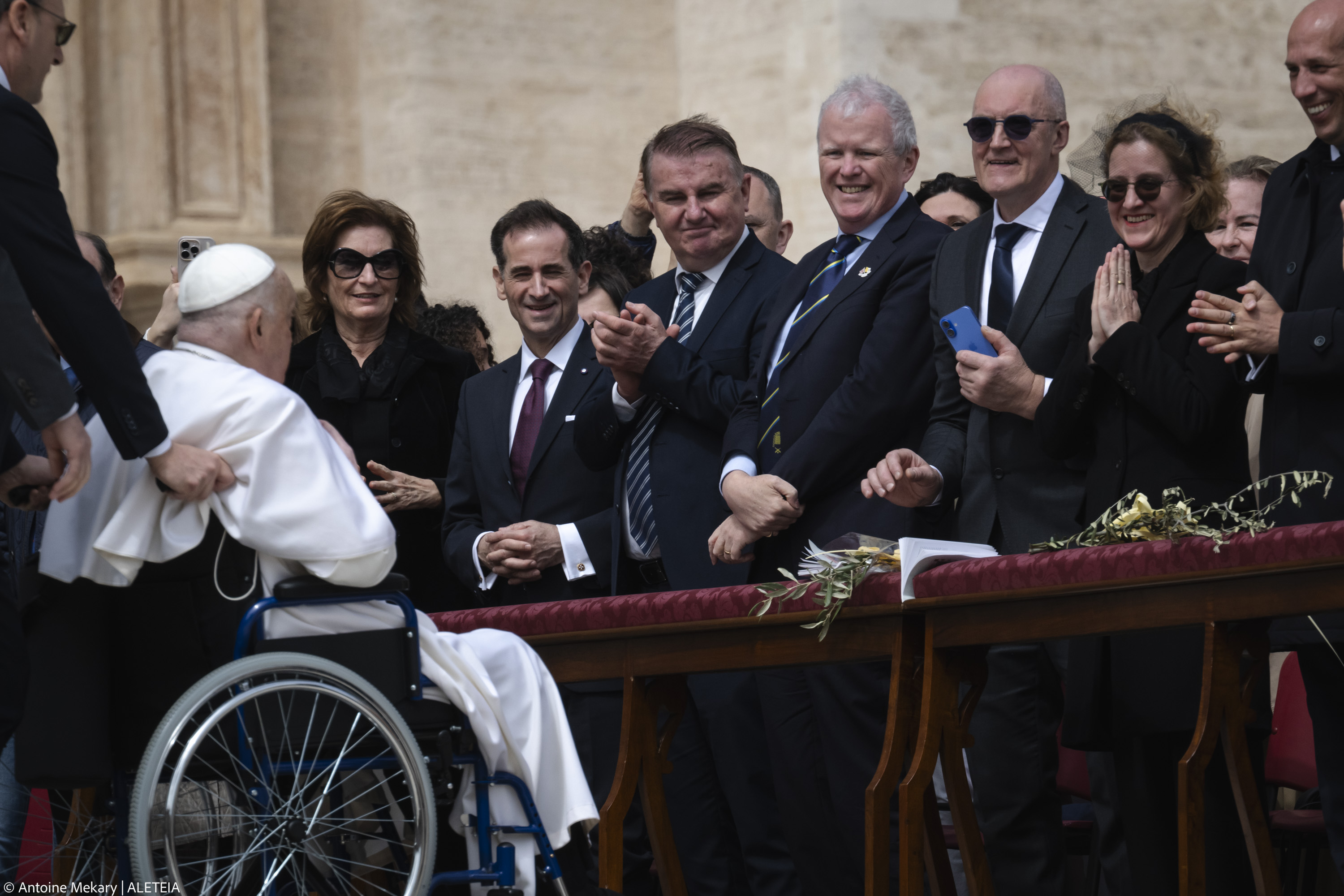 {"rendered":"El Papa Francisco aparece en San Pedro por el Domingo de Ramos"}